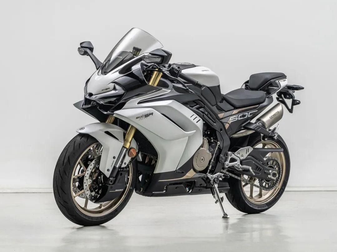 33980元电子离合版官宣、28980元拉线版价格不动：春风500SR“摊牌”五个月后，买新、买旧、捡赛421S五合一还是再等9天摩博会，我把三种人的三本账一次排完