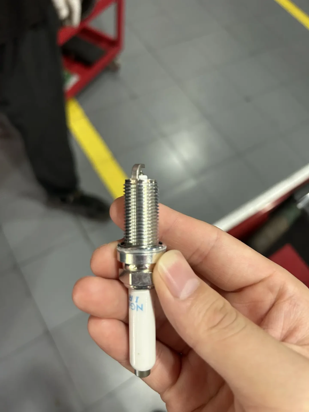4S店说2万公里必换,网友说开到卖车也不用换,有人翻开手册发现真印着2万:对完10份真实报价、3套手册口径和6起击穿假货实录,入秋冷启动前我把火花塞拆成三本账