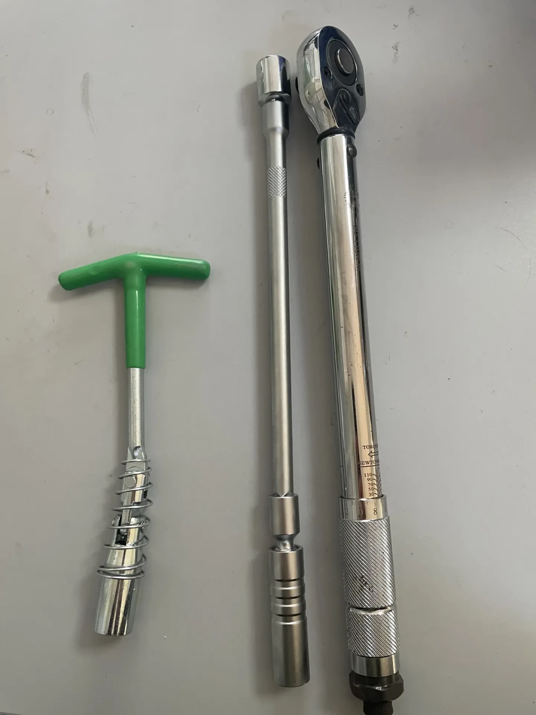 4S店说2万公里必换,网友说开到卖车也不用换,有人翻开手册发现真印着2万:对完10份真实报价、3套手册口径和6起击穿假货实录,入秋冷启动前我把火花塞拆成三本账
