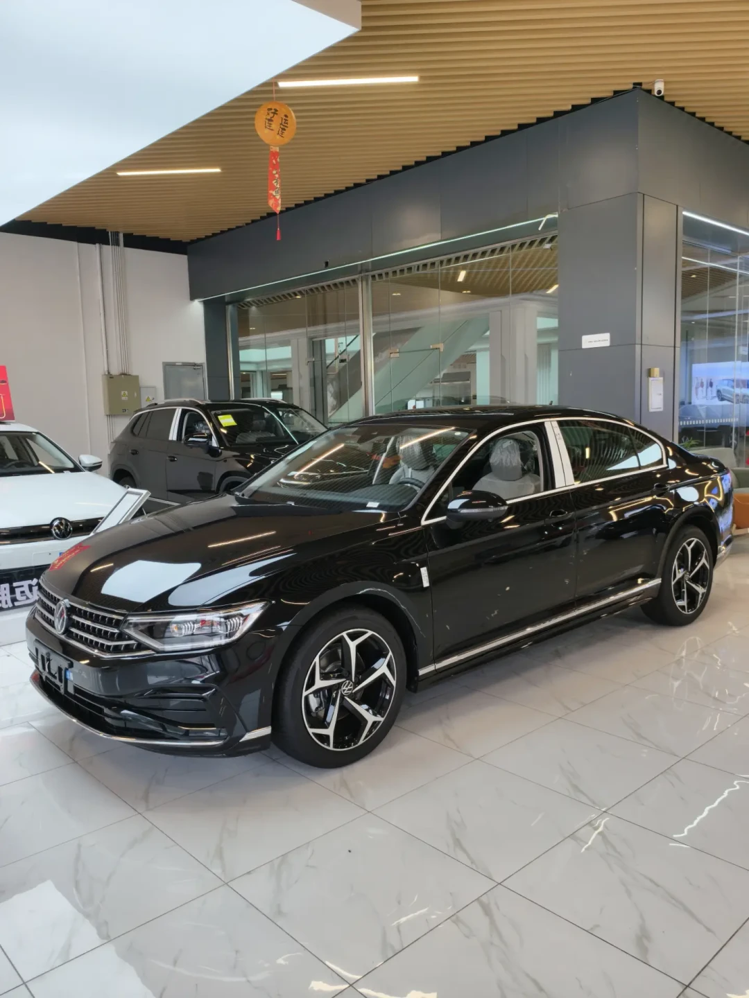 同店挂着两台迈腾：B8 380现金降7.1万，B9 300包牌13.1万——金九签单前，先把变速箱这笔账对完