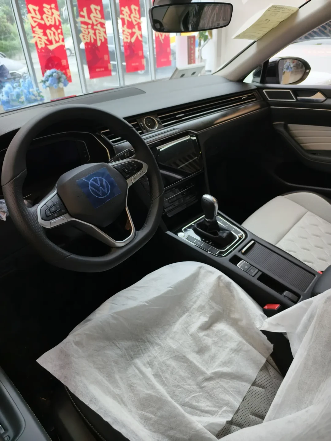 同店挂着两台迈腾：B8 380现金降7.1万，B9 300包牌13.1万——金九签单前，先把变速箱这笔账对完