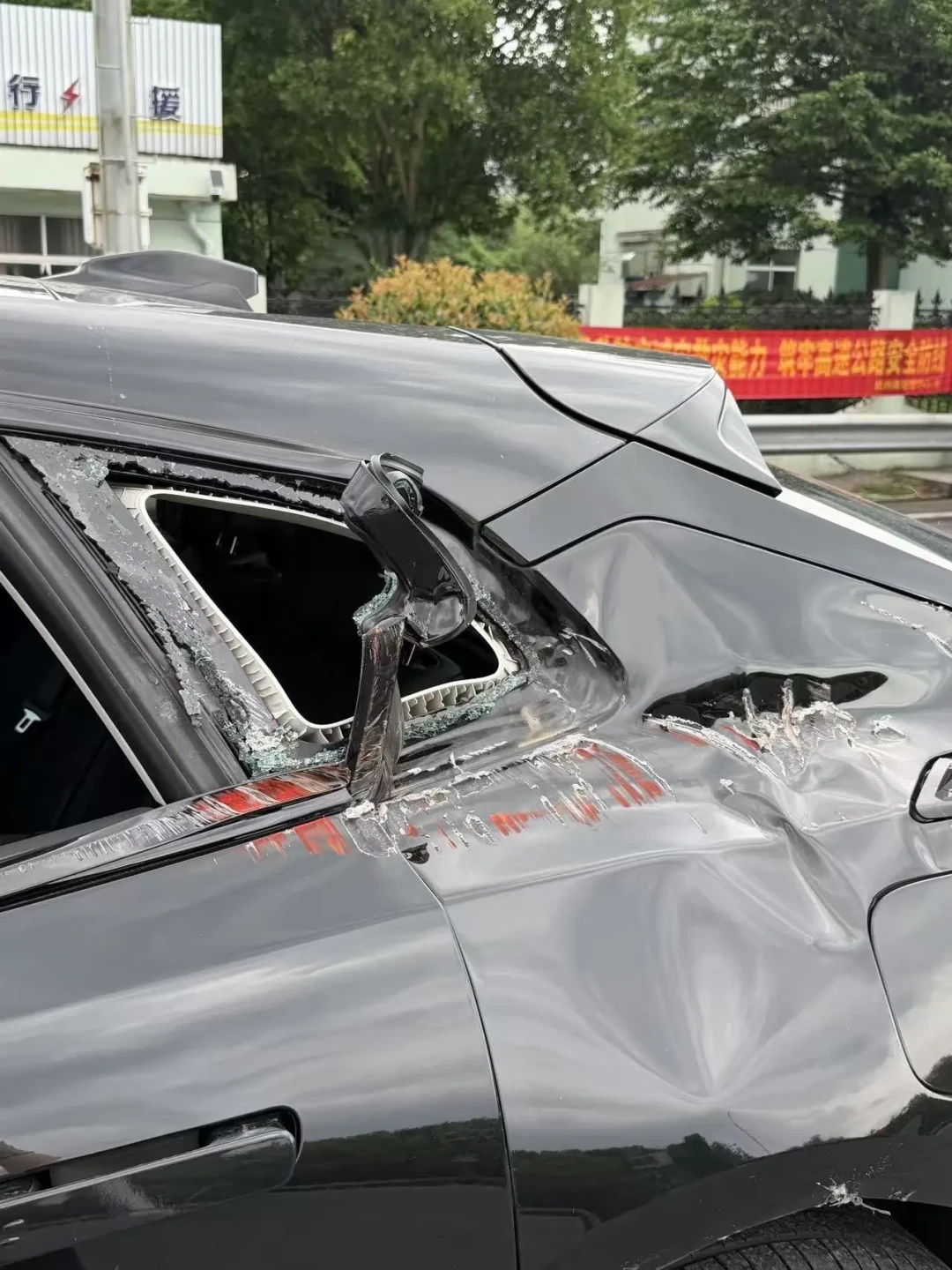 泵车支腿砸穿001那天,“公路坦氪”又刷屏了——但我们翻完11份车主全损实录,想提醒你看“硬”的另一半账