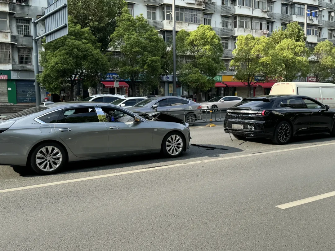 泵车支腿砸穿001那天,“公路坦氪”又刷屏了——但我们翻完11份车主全损实录,想提醒你看“硬”的另一半账