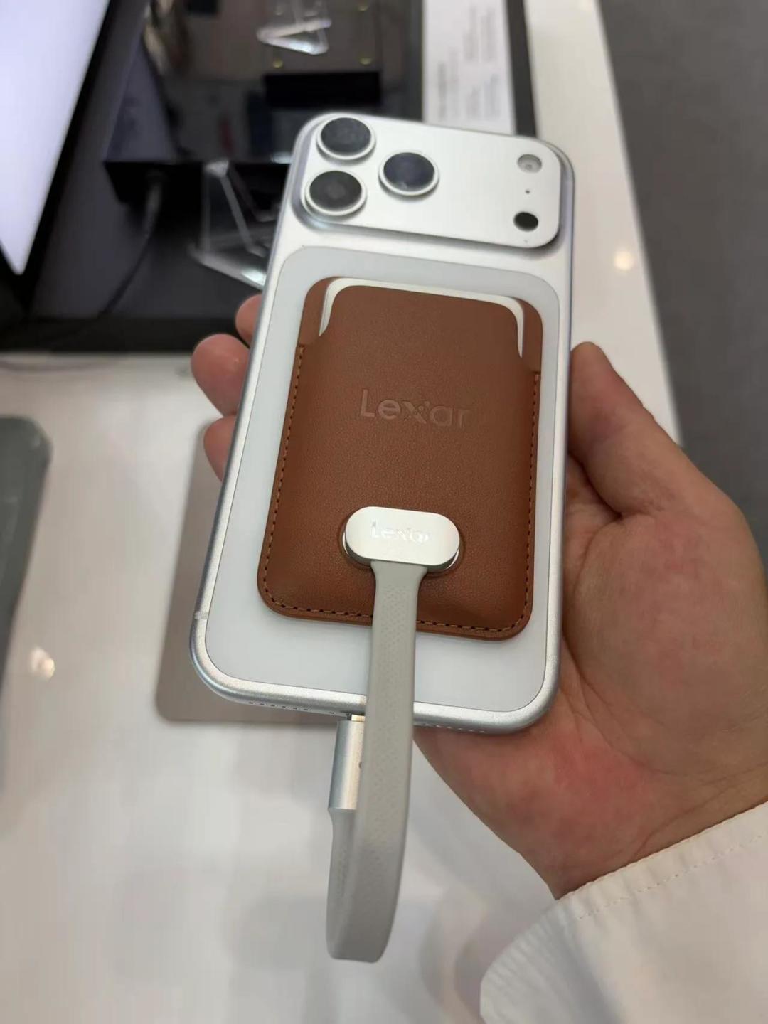 iPhone 18 存储一档差 2000 元：与其加钱，不如在背后贴一块致态灵？但 DIY 党要先看这本涨价账