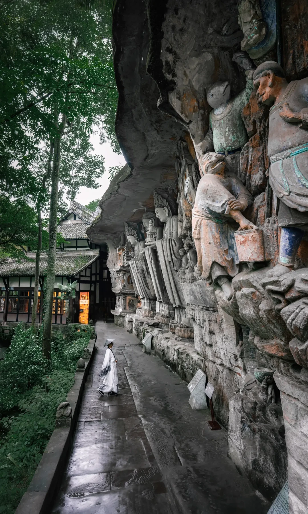 国庆想把石窟看爽,“南大足”这站别硬冲:先把票、交通票、16:30这条线和一条热帖谣言算清楚