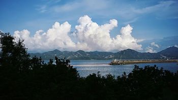 ZV-E10的第一颗定焦，永诺还是唯卓仕：对焦声和边缘锐度各拿一样，残值却要一起挨
