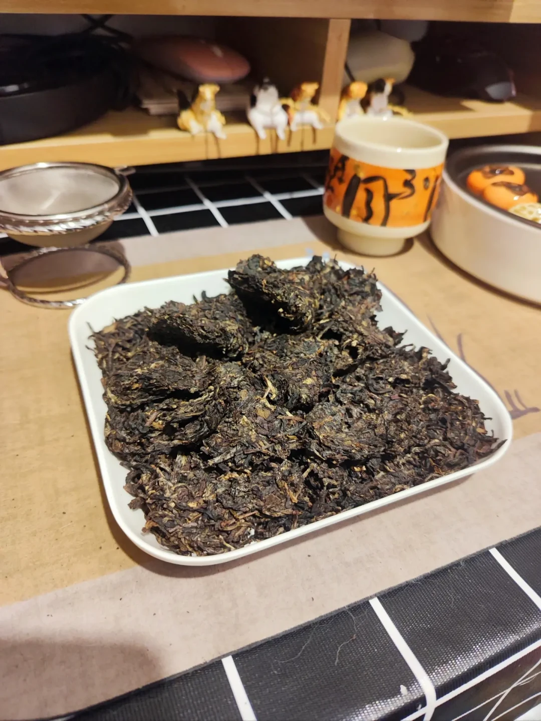 拆开的下关沱茶,另一半毁在茶罐里:何时醒、用什么罐、放哪儿,评论区吵完的坑给你排成一张秋天照抄表