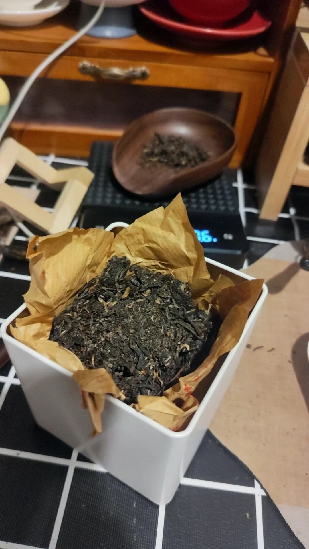 拆开的下关沱茶,另一半毁在茶罐里:何时醒、用什么罐、放哪儿,评论区吵完的坑给你排成一张秋天照抄表