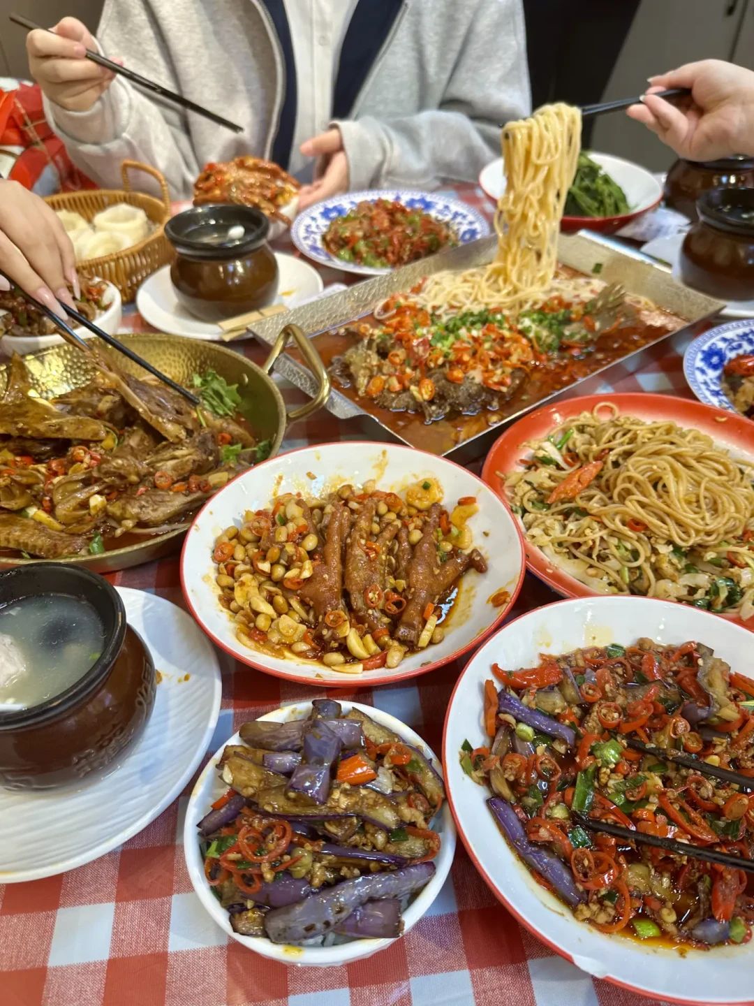 江西小炒排队退了,反而是现在最该去吃的时候:对完2.7万家门店数据和三篇探店帖,一盘20块的锅气靠的是混油和提前勾的汁
