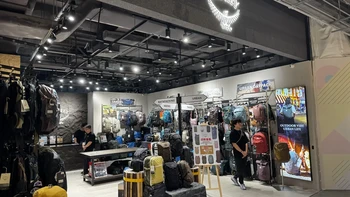 小鹰的渠道变了：代理风波里，官方首店开进海港城，“捕鹰”的人先把价格、保修、真假这几笔账对完