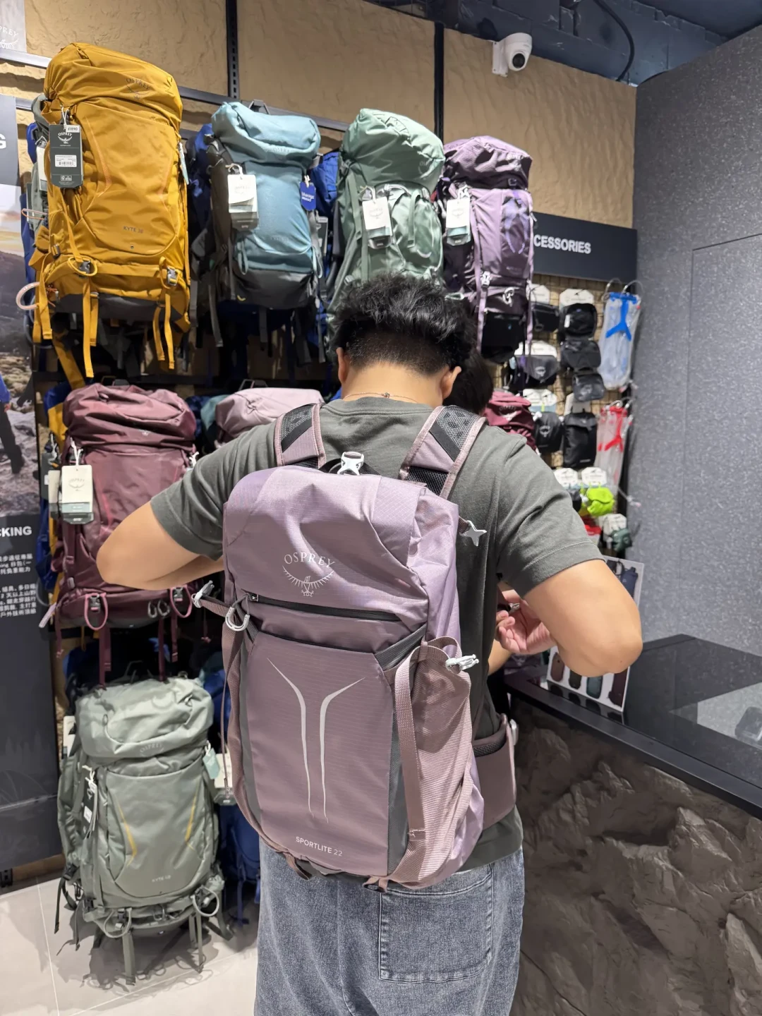 小鹰的渠道变了：代理风波里，官方首店开进海港城，“捕鹰”的人先把价格、保修、真假这几笔账对完