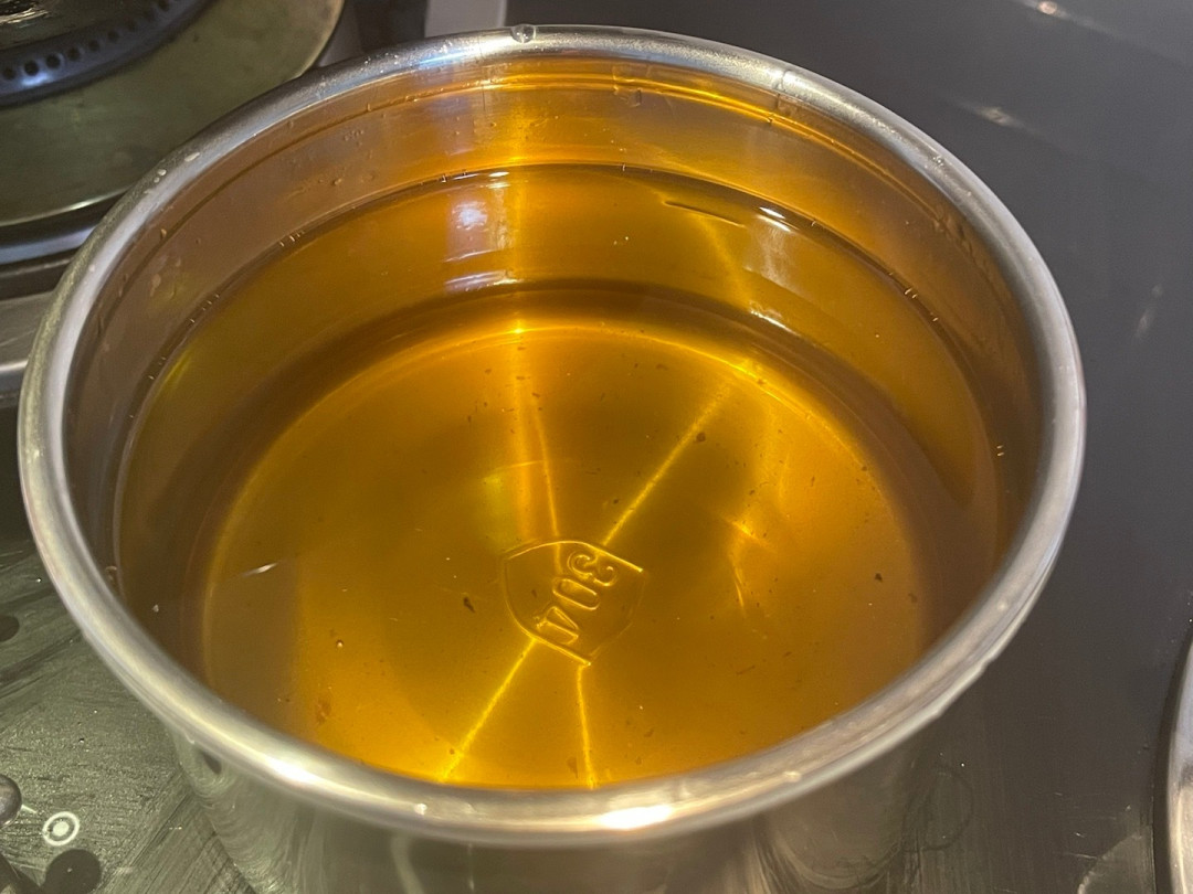 料油成了全网爆火的“饭店炒菜秘方”:对完3份配方帖和一组实验室开瓶数据,被所有配方省掉的就这一句