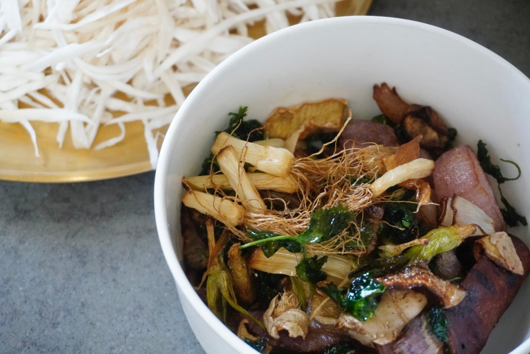 料油成了全网爆火的“饭店炒菜秘方”:对完3份配方帖和一组实验室开瓶数据,被所有配方省掉的就这一句