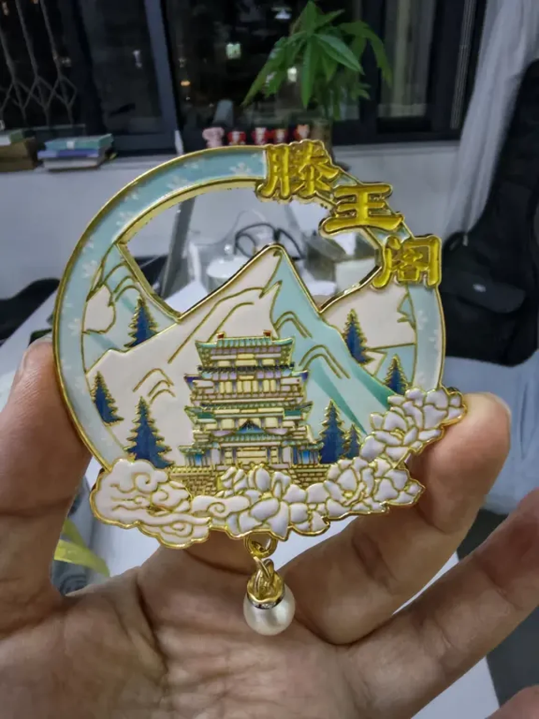 同一枚冰箱贴,阁外5元阁内58元:双节前的滕王阁文创伴手礼账本,去哪盖、怎么砍、别买啥