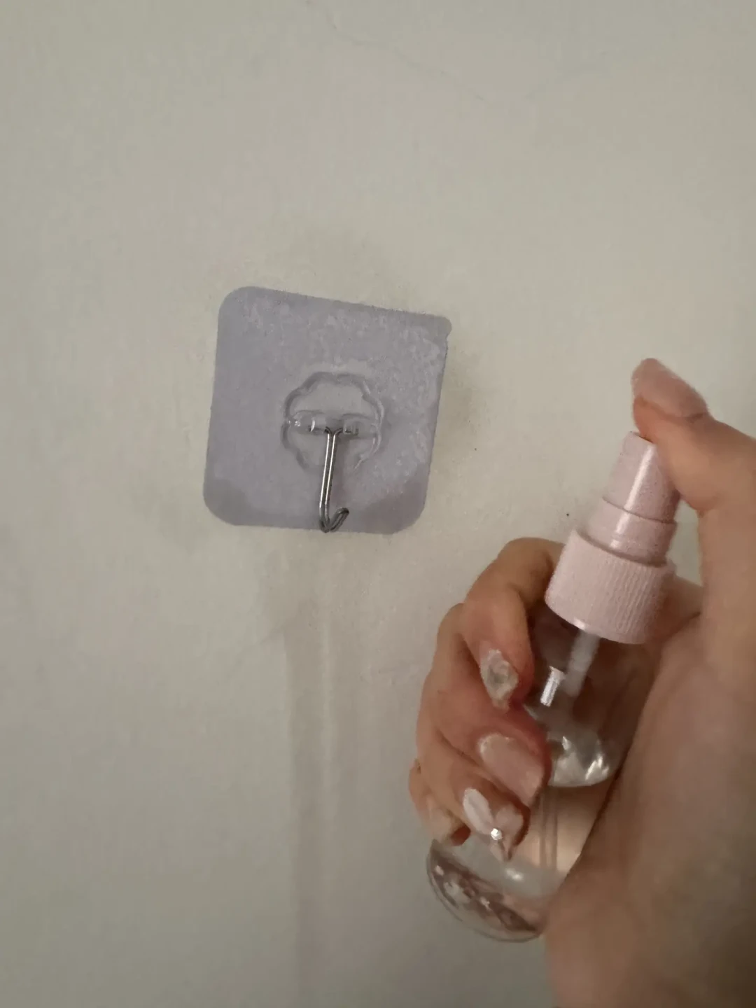 贴纸撕不干净黏一片?别急着上风油精和酒精:先看胶贴在哪种材质上,再决定用什么