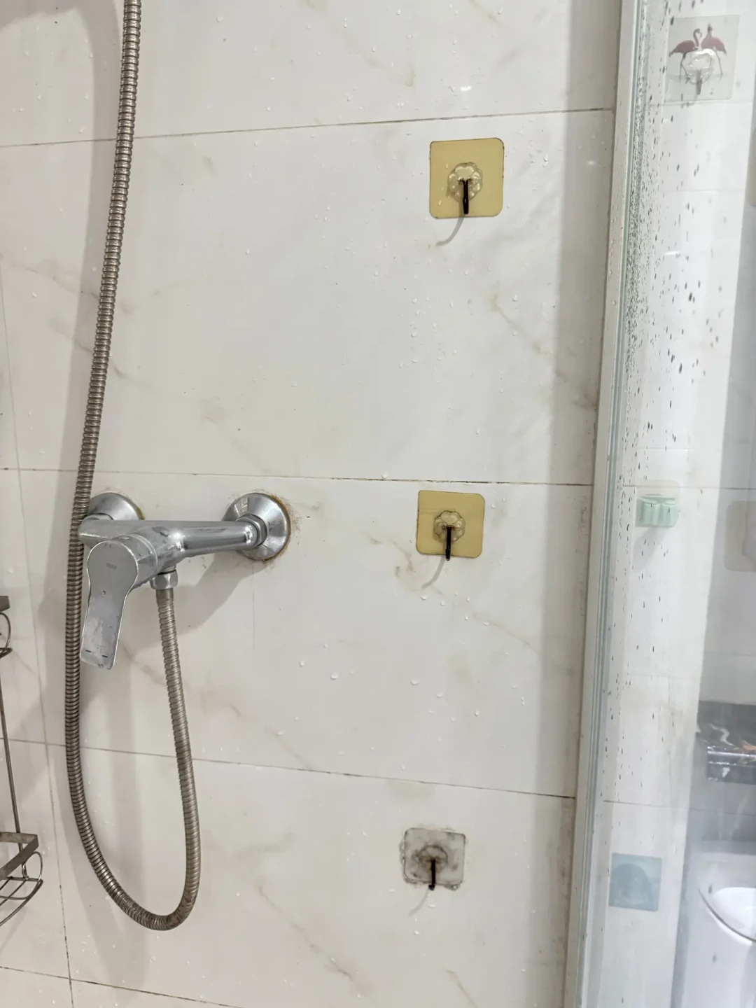 贴纸撕不干净黏一片?别急着上风油精和酒精:先看胶贴在哪种材质上,再决定用什么