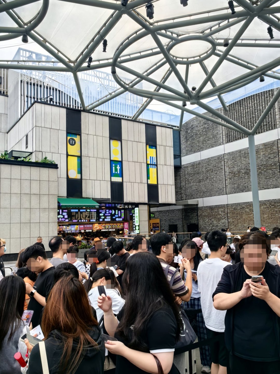 凌晨5点排起、排号800+：全国最大泡泡玛特杭州开业，69元加购的飞行棋被喊到149，这笔账我替你算完了