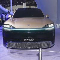 问界M9领世加长版开启交付，64.98万起轴距拉长111mm后排直接躺平