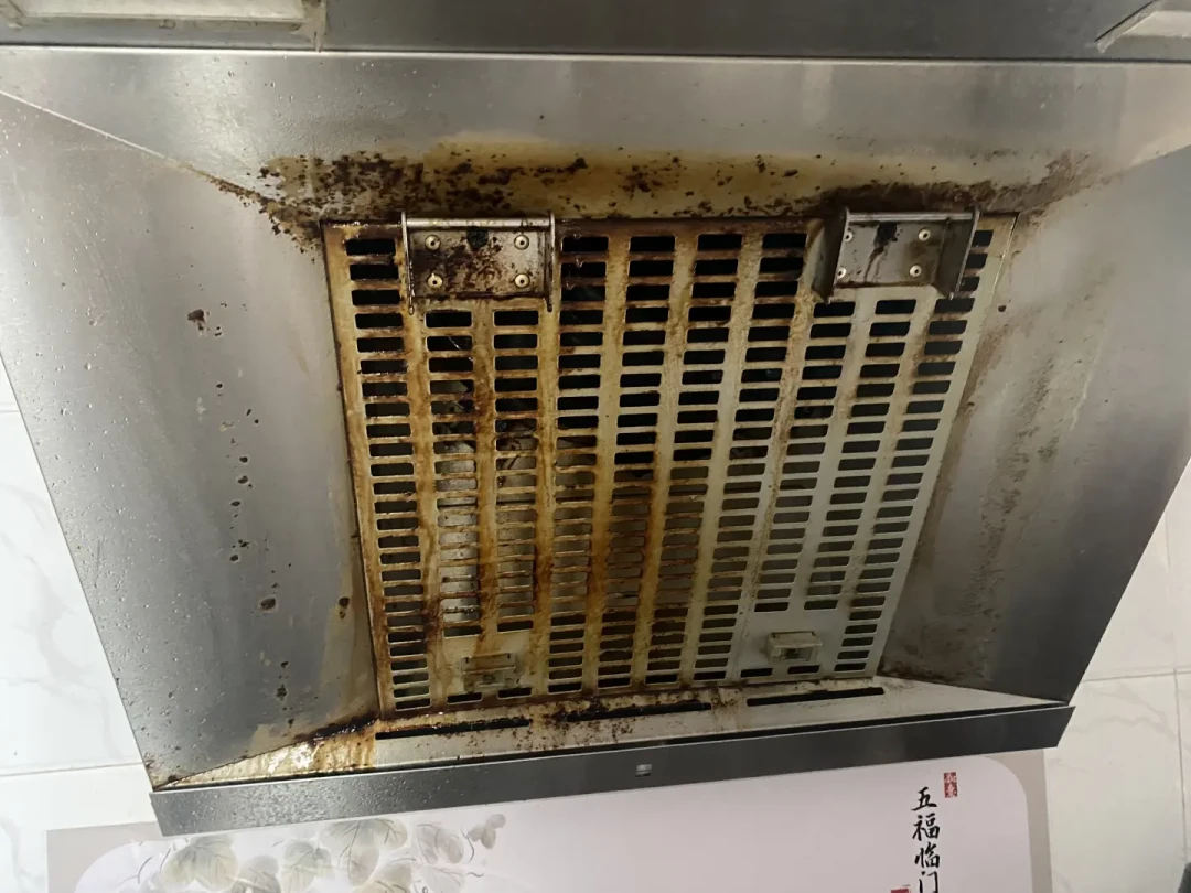 中秋前油烟机油污洗不动?别急着混小苏打和白醋:先看部位和材质,再决定泡、喷还是请师傅