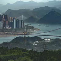一张被疑AI的航拍爆了：AI航拍教程在收割收藏，飞手发帖前先学会"留证据"