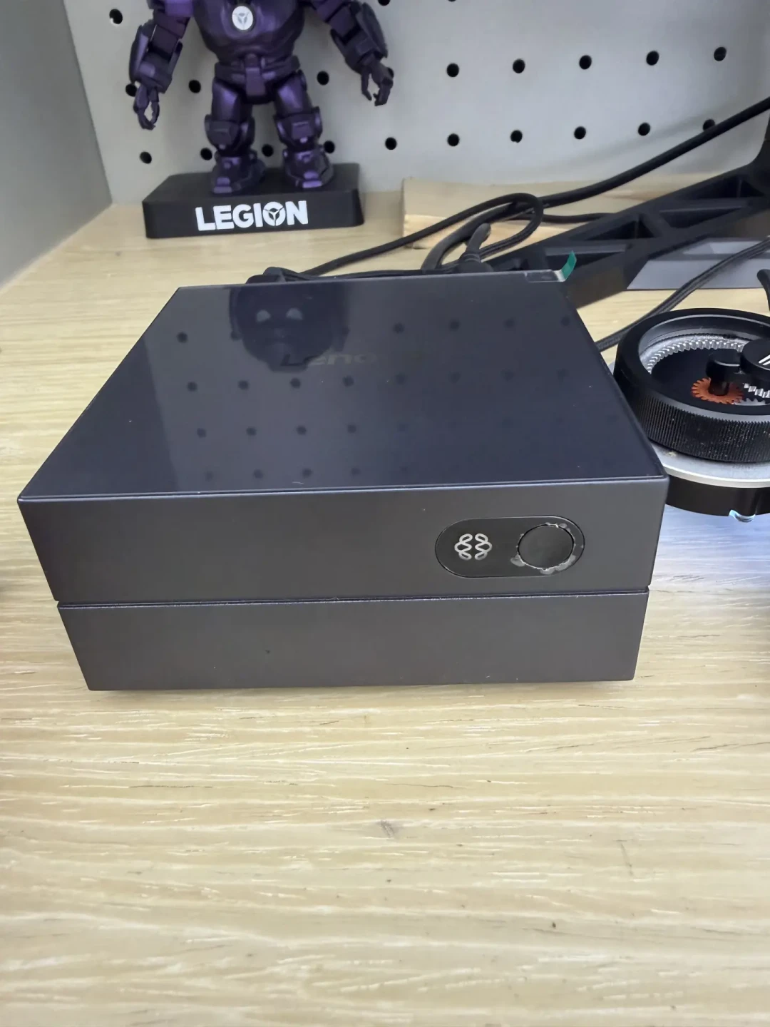 联想把“养虾”写进了白皮书:2999元AI主机Mini,同一颗芯一边标45TOPS一边标205TOPS——接盘前先认清两个口径、算清三笔账