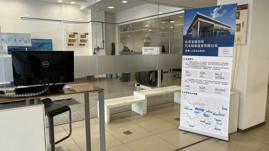 「4S店倒了终身免费保养就作废」党和「质保是厂家的事、与关店无关」党,都藏着半句话:这两个月收到闭店或售后暂停通知的油车车主,先把车上的权益分成「厂家的」和「店家的」,再对完这4笔账