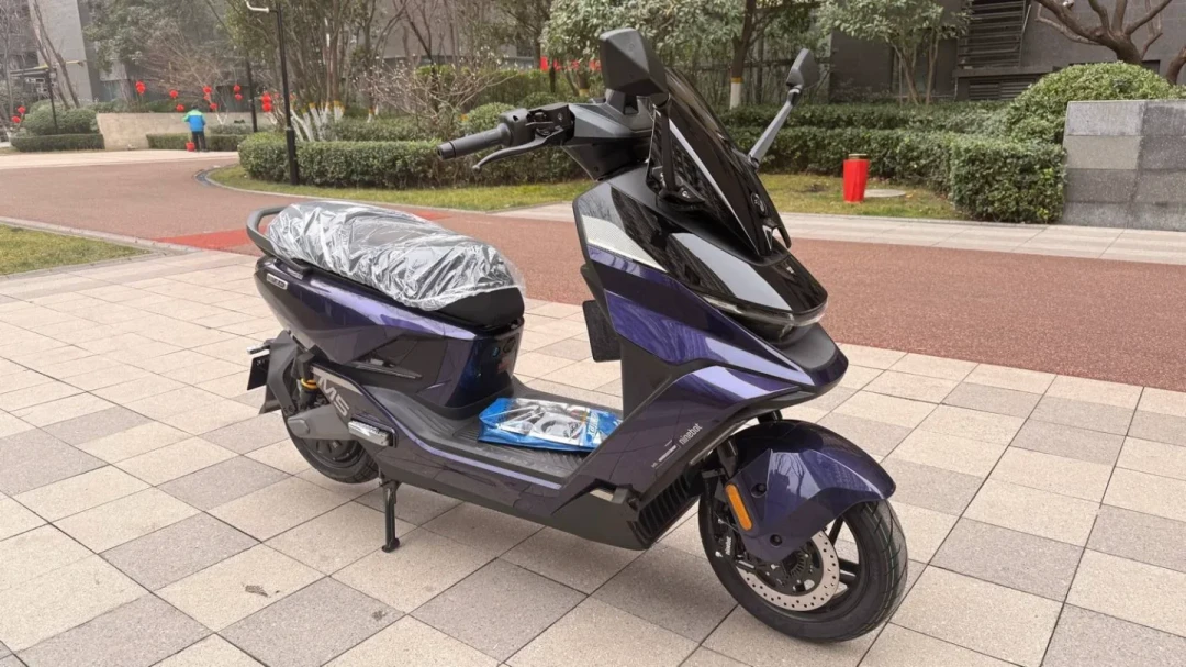 首发21999、车行喊到24000:全球首款半固态电池电摩雅迪星舰200L,付款前把电池、续航、售后三笔账算清