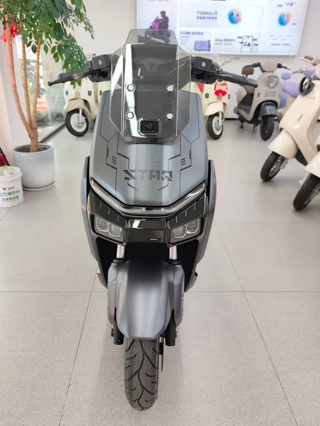 首发21999、车行喊到24000:全球首款半固态电池电摩雅迪星舰200L,付款前把电池、续航、售后三笔账算清