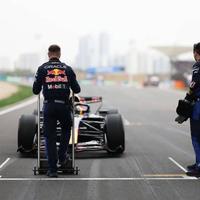 黑金在喊"F1冠军同款"，可红牛那瓶油根本不外卖：这笔溢价，三类人对号再掏