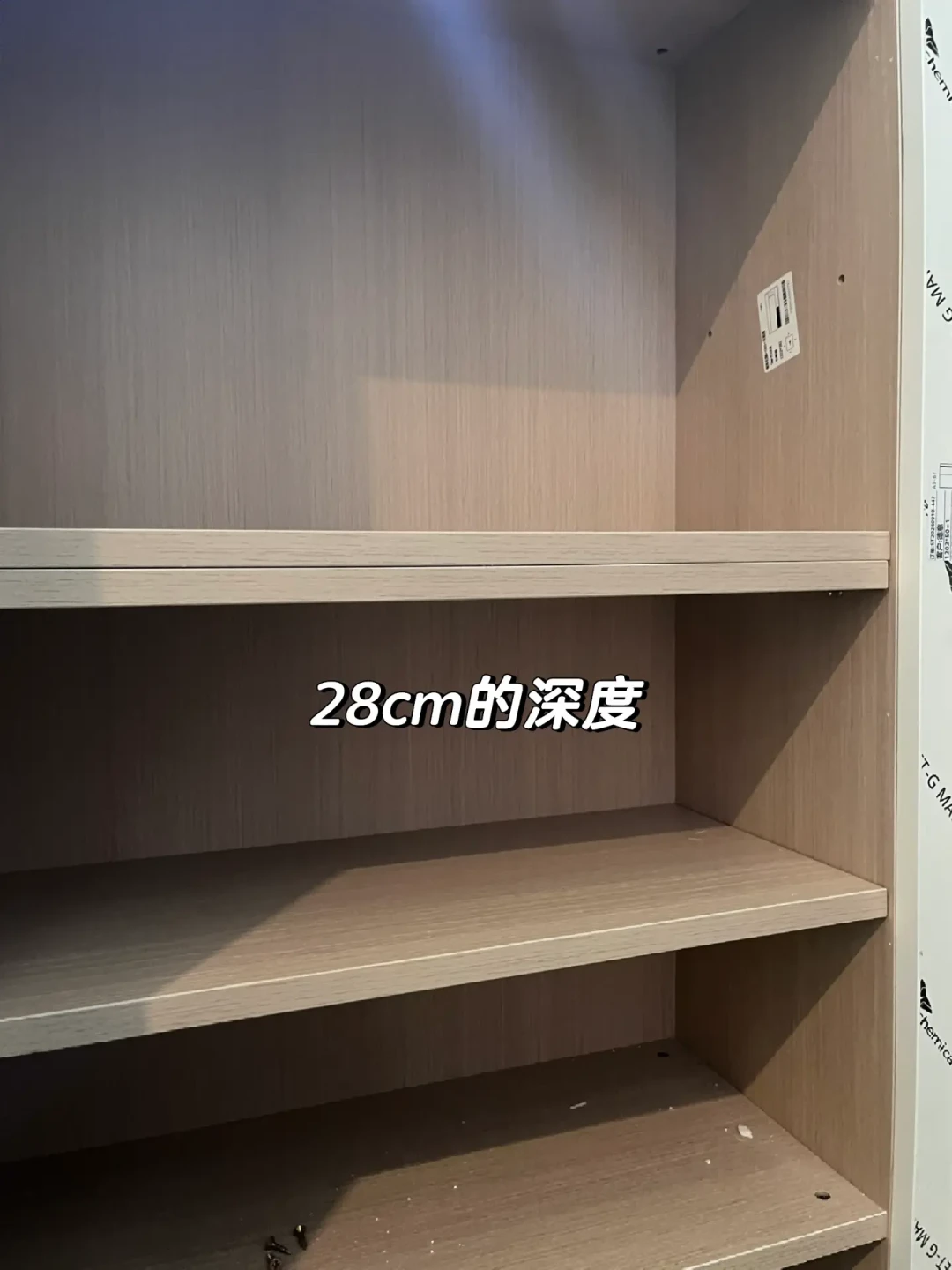 设计师说“鞋柜标准35cm”，业主量出44码老爹鞋34.5cm：翻完4篇高热翻车帖和1400多条评论，我把入户柜深度拆成1个净深公式、1张鞋码对照表、3道硬约束、5条补救路和签单前锁进合同的4句话