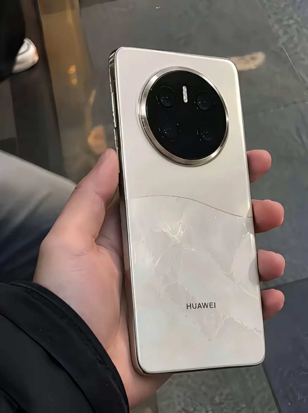 Mate90镜头膜被扒出来了:星环实锤、双长焦悬了——六组互相打架的爆料对完账,你该等标准版、Pro还是Pro Max