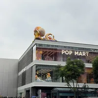 上午10点排号700+，晚上7点半20分钟进店：杭州"全国最大"泡泡玛特三层旗舰店，一天内队伍缩了三道弯——三层货品地图、8000份摇铃礼品概率账、69元飞星棋转卖百元出头，这周末要去的先看几点出发