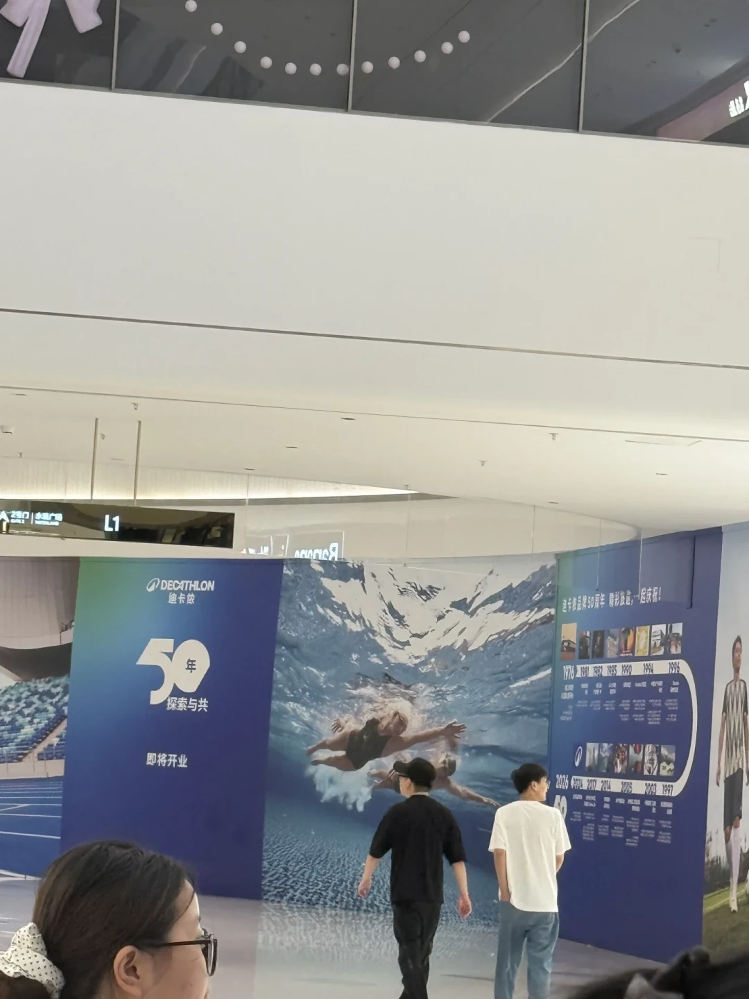 离国庆还有三周，迪卡侬悄悄换了一遍店网：99抵300券、公路车9折、羽绒直降50，该冲新店的人和被缩店伤到的人，一笔笔记清