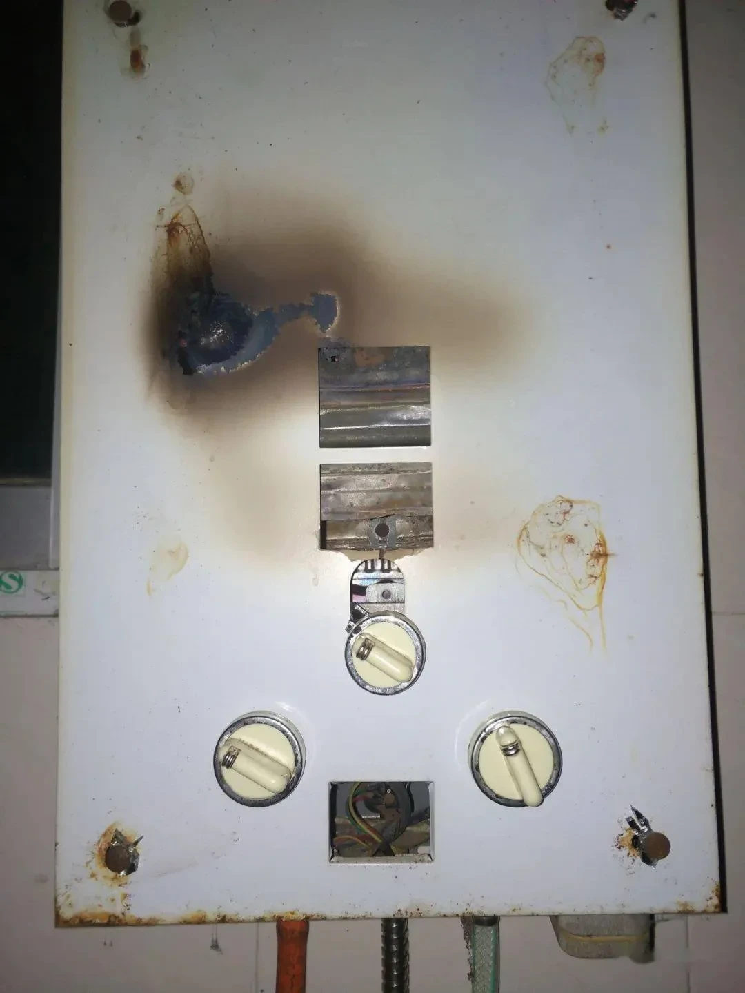 八千多的威能壁挂炉几乎没用过,被告知