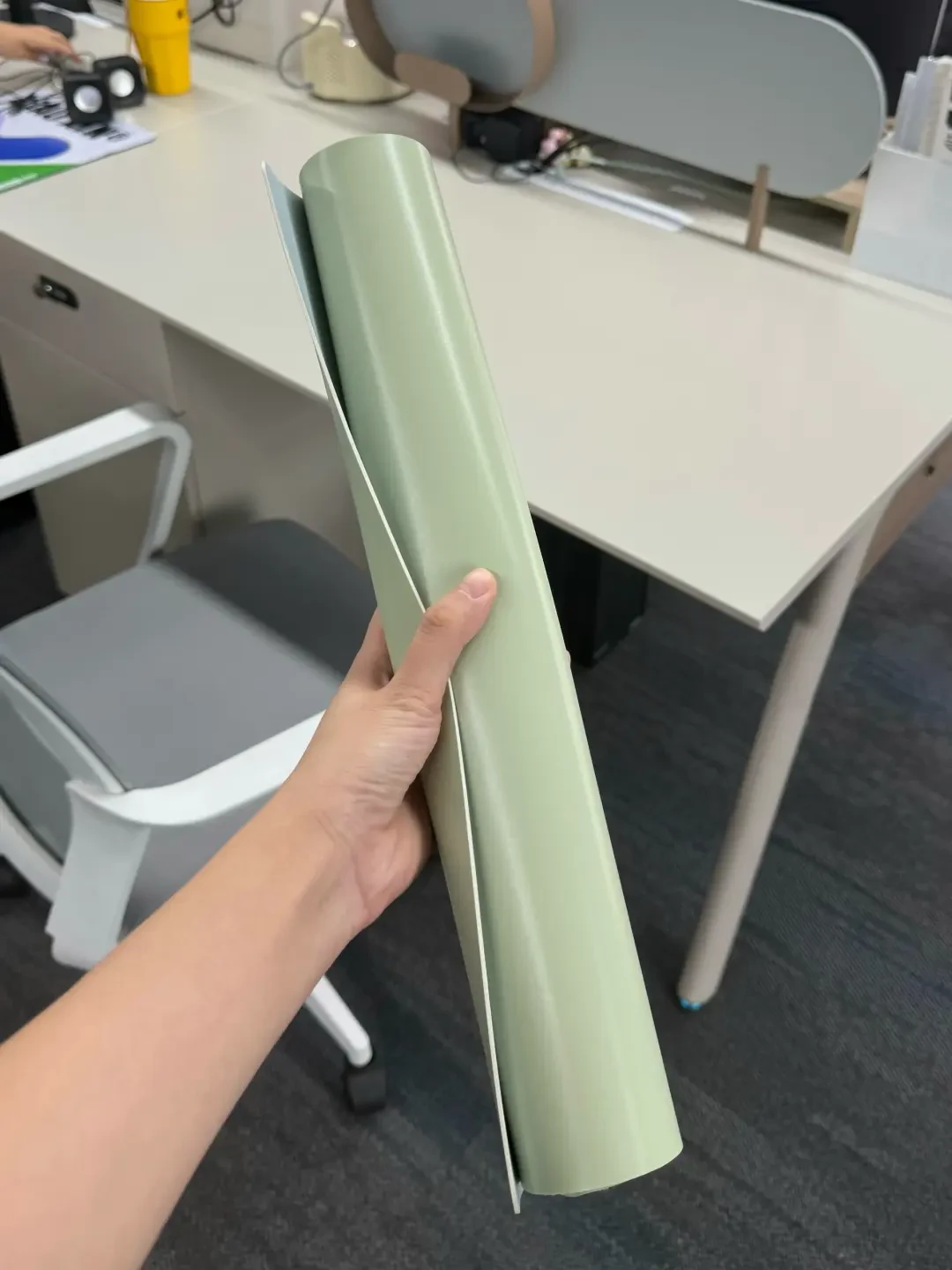 同事的鼠标垫臭翻整张桌的帖子刷了308条评论,7款加热桌垫全检出邻苯:给工位铺垫子前,先分清3种味、查1行标准、算1笔账