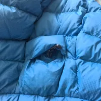 今年冬天羽绒服真要涨价？我把迪卡侬羽绒墙的价签对了一遍：349.9到千元档，谁这周该冲，谁该等双11