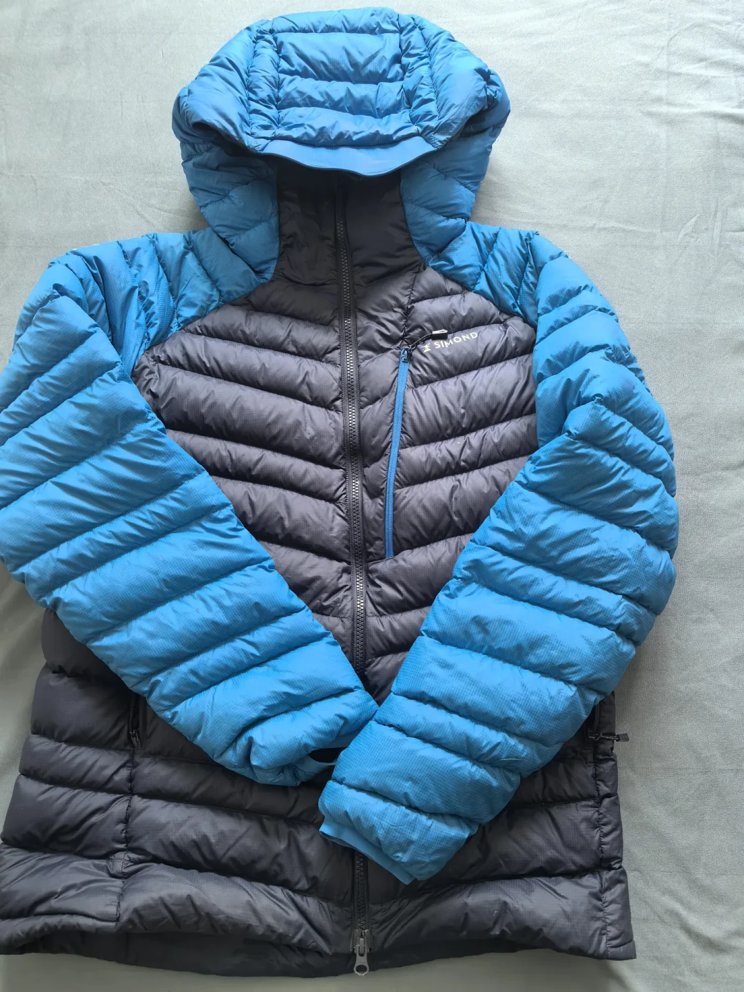 今年冬天羽绒服真要涨价？我把迪卡侬羽绒墙的价签对了一遍：349.9到千元档，谁这周该冲，谁该等双11