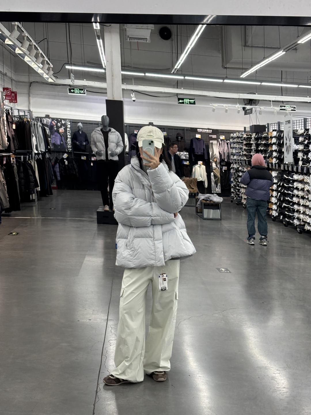 今年冬天羽绒服真要涨价？我把迪卡侬羽绒墙的价签对了一遍：349.9到千元档，谁这周该冲，谁该等双11