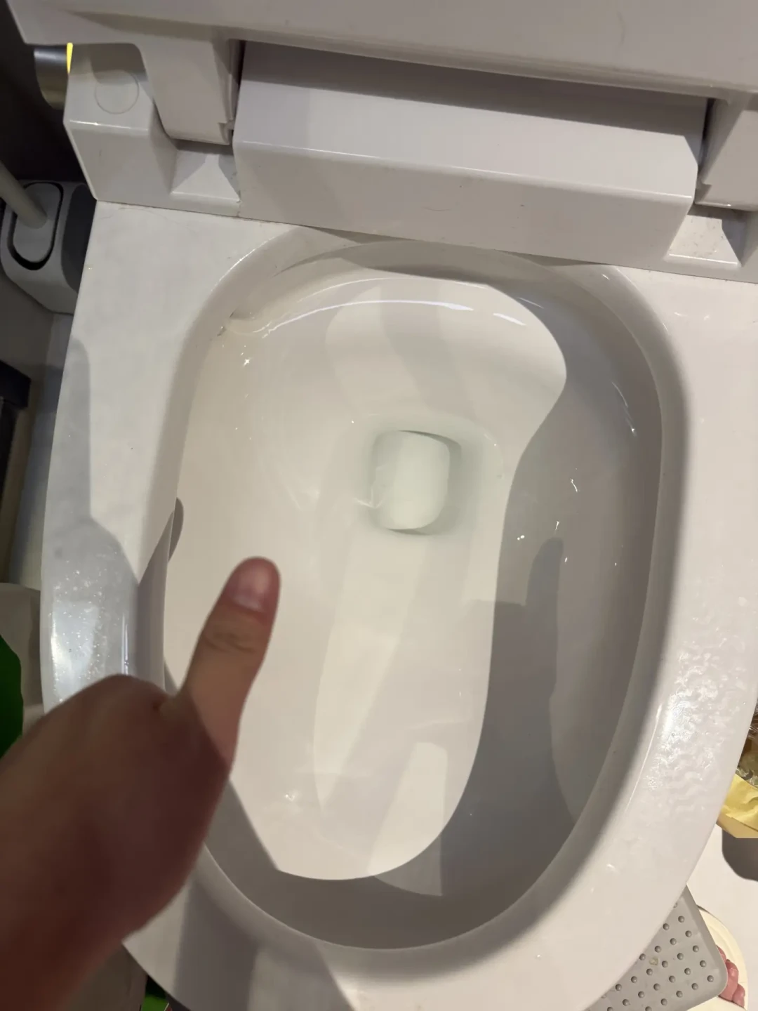 马桶一圈黄渍怎么刷都刷不掉?别急着倒84、买尿垢溶解剂:先分清是垢、是霉还是釉面,再决定用酸还是氯