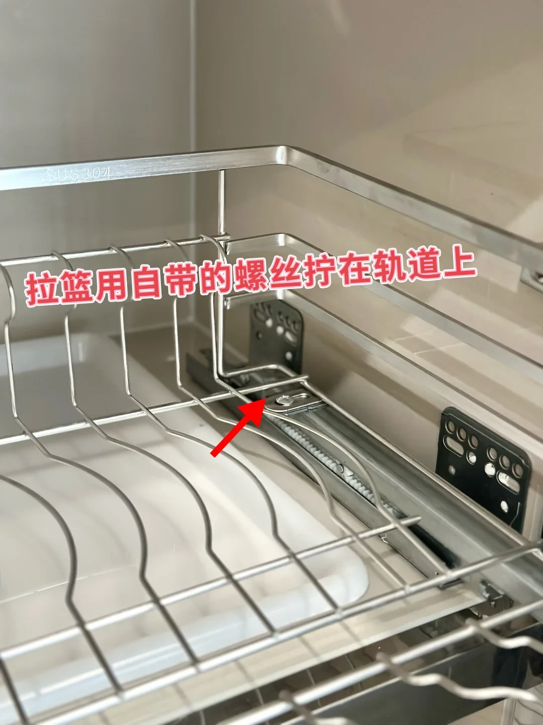一半晒「30块的拉篮盘活十年老厨房」，一半哭「报价单加个拉篮2860、砖夹柜师傅嫌活小不接」：翻完4平台上百篇厨房局部改造晒单帖、翻车帖和那条1981条评论的争议帖，对着站内两个五金品牌的真实价签，我把入住后厨房改造的两条物理分界线、四档路线的真实花销和下单前必问的5句话理清了
