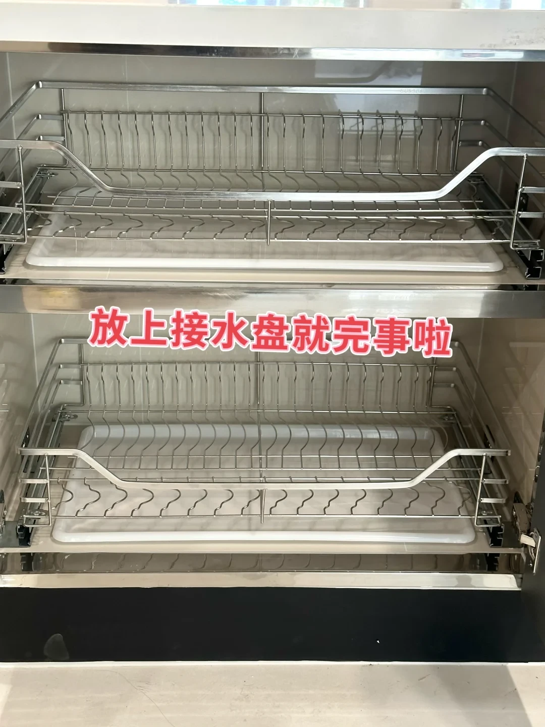 一半晒「30块的拉篮盘活十年老厨房」，一半哭「报价单加个拉篮2860、砖夹柜师傅嫌活小不接」：翻完4平台上百篇厨房局部改造晒单帖、翻车帖和那条1981条评论的争议帖，对着站内两个五金品牌的真实价签，我把入住后厨房改造的两条物理分界线、四档路线的真实花销和下单前必问的5句话理清了