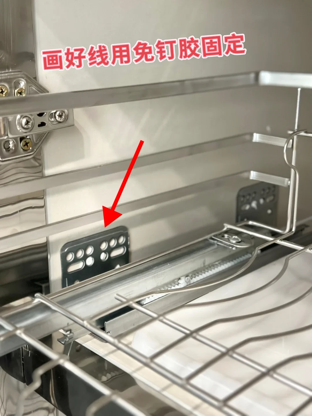 一半晒「30块的拉篮盘活十年老厨房」，一半哭「报价单加个拉篮2860、砖夹柜师傅嫌活小不接」：翻完4平台上百篇厨房局部改造晒单帖、翻车帖和那条1981条评论的争议帖，对着站内两个五金品牌的真实价签，我把入住后厨房改造的两条物理分界线、四档路线的真实花销和下单前必问的5句话理清了