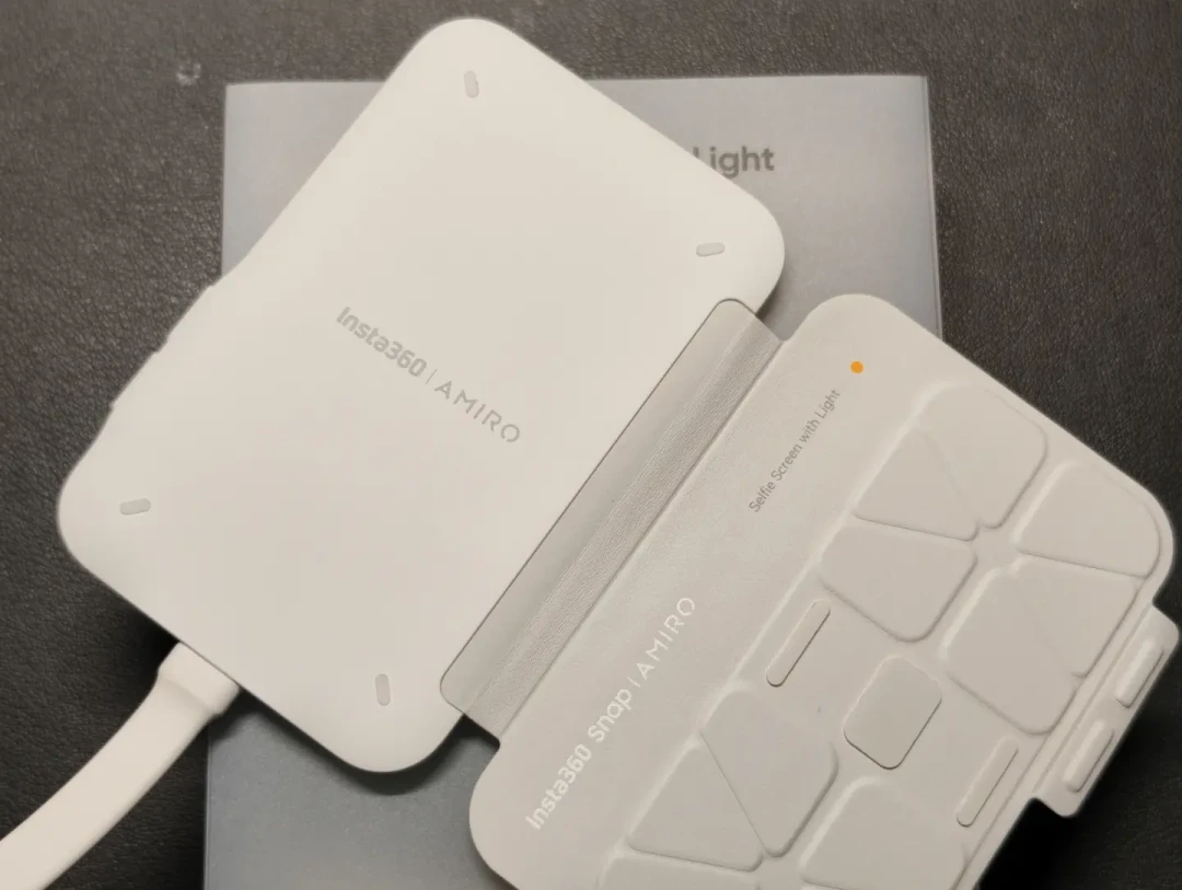影石今晚拿iPhone 18 Pro来推它的「副屏」:半年卖出10万块的499自拍屏,槽点全写在那些出让帖里——国庆想入的,先过四道坎