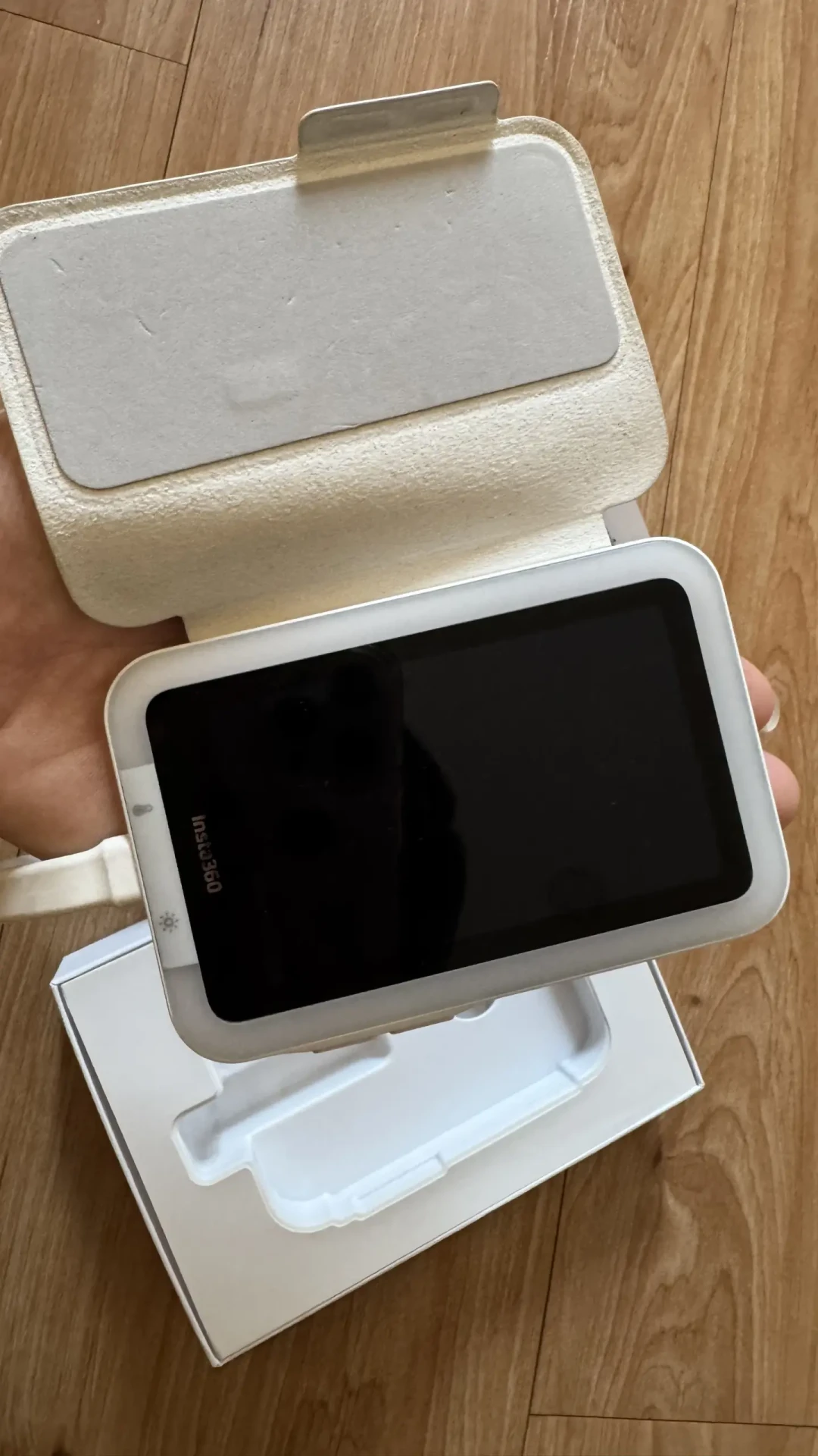影石今晚拿iPhone 18 Pro来推它的「副屏」:半年卖出10万块的499自拍屏,槽点全写在那些出让帖里——国庆想入的,先过四道坎