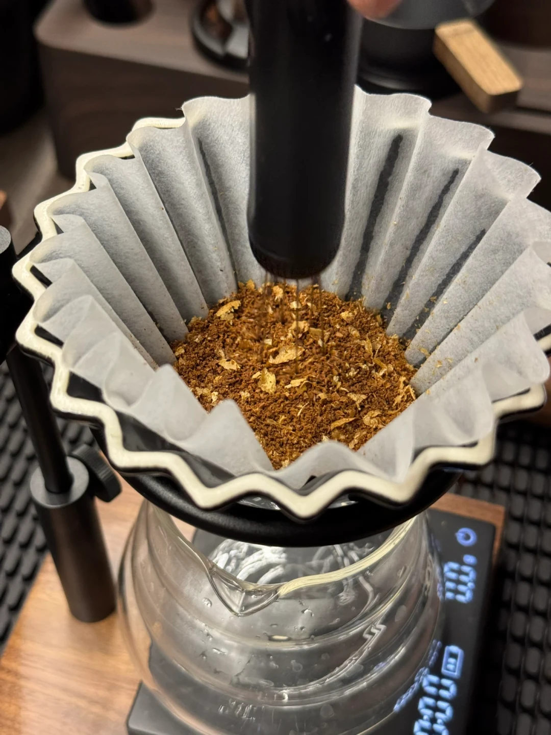一边是82条评论的“很酸正常吗”求助帖,一边是《别把尖酸当高级》的讨伐卖家帖:对完9月小红书、B站二十多篇冲煮翻车归因帖、6张诊断对照表和五十多条楼中楼,我理清了酸和苦的3种分型、2种分苦、4步0元自救、1笔白费的账,和4类不用调手法的人