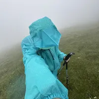 国庆前第一笔雨具账：冲锋衣、雨披、分体雨衣和伞，各管哪场雨