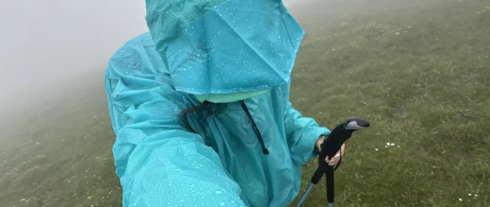 国庆前第一笔雨具账：冲锋衣、雨披、分体雨衣和伞，各管哪场雨