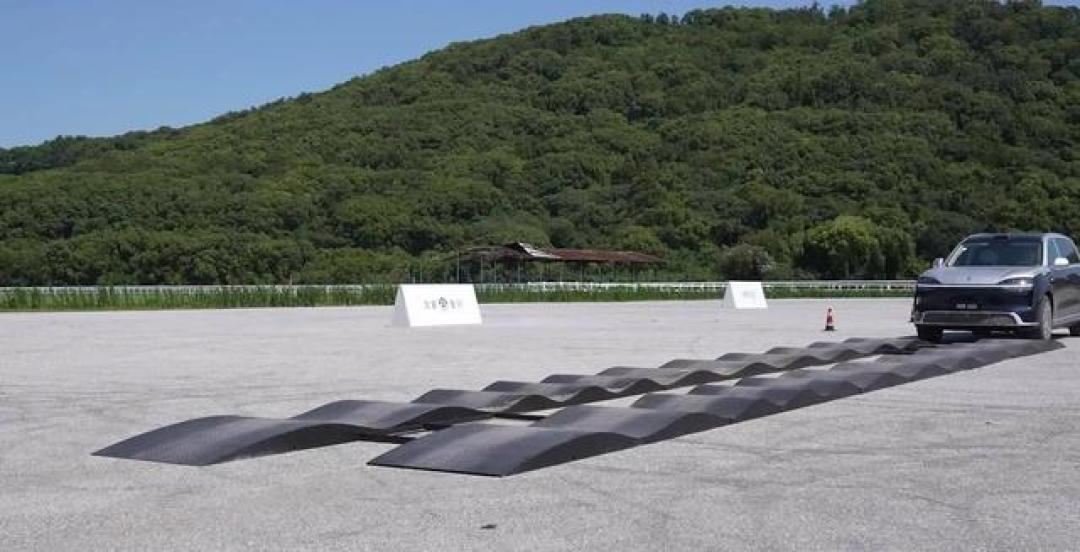 问界9·12交付、蔚来同天把“天行”推上桌：加不加5万的全主动悬架，先对完这三本账