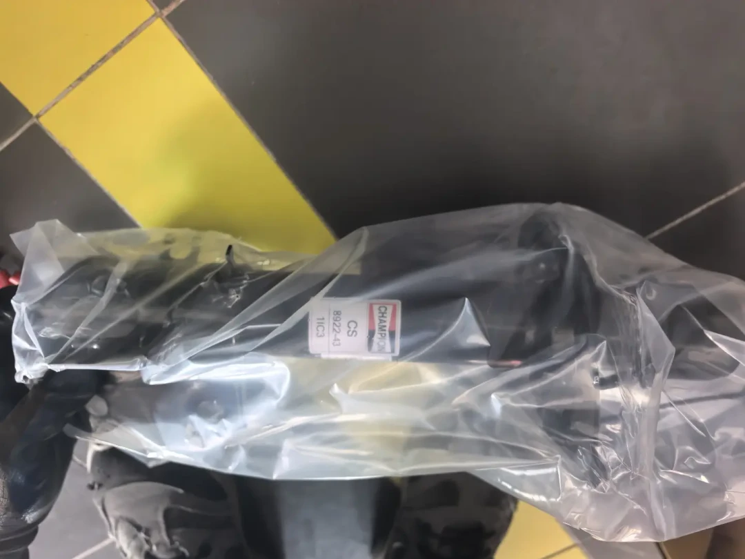 4S说漏油必须换一对，修车厂说没滴成线就没事，底盘工程师评论区留言：原厂换一根就行——对完7份真实账单、183条评论和3起返工实录，国庆上高速前我把减震器漏油拆成了三本账