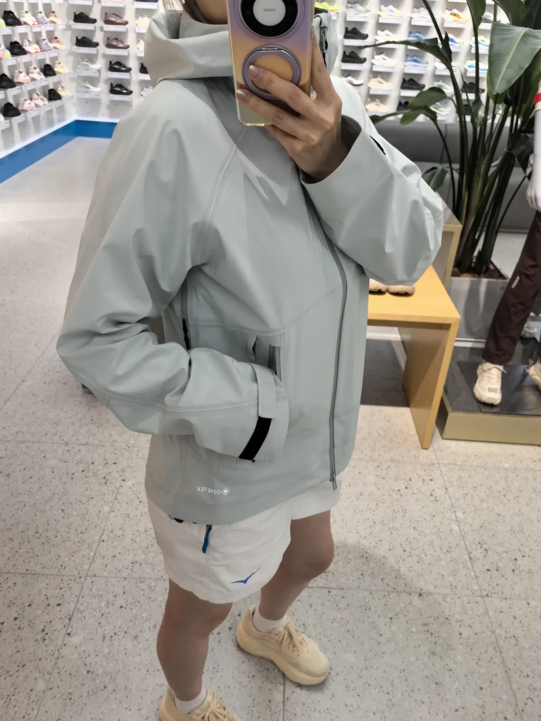 HOKA的服装，这个秋冬满一年了：新款3L GTX硬壳到店，但一年了没人写过长期测评——买前先看这三件事